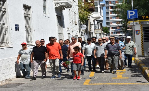 İzmir'de akıma kapılıp, 2 kişinin öldüğü yola çiçek bırakıldı