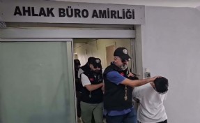 İzmir'de fuhuş çetesine baskın: Kadınları fuhuşa zorlayan 10 kişi tutuklandı