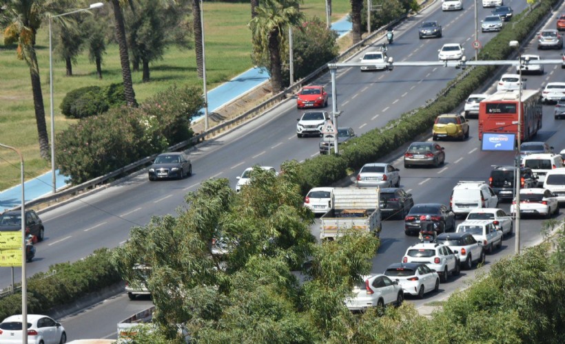 İzmir'de trafiğe kayıtlı araç sayısı arttı