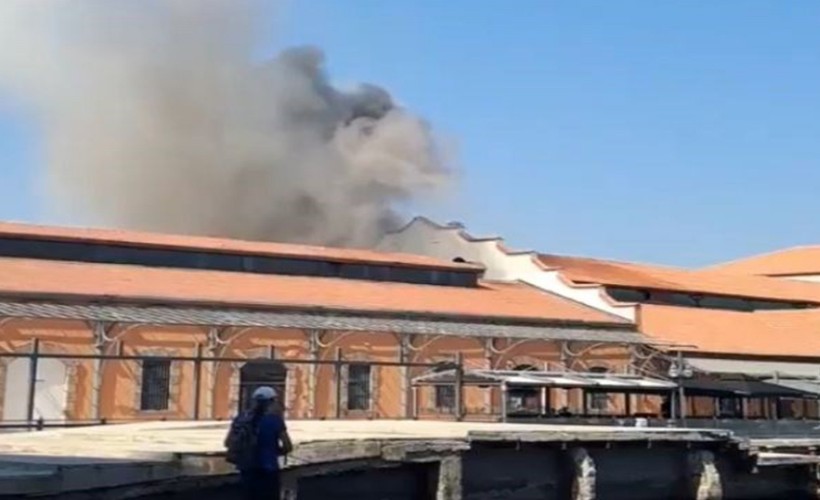 İzmir'in simgesi Konak Pier'de yangın