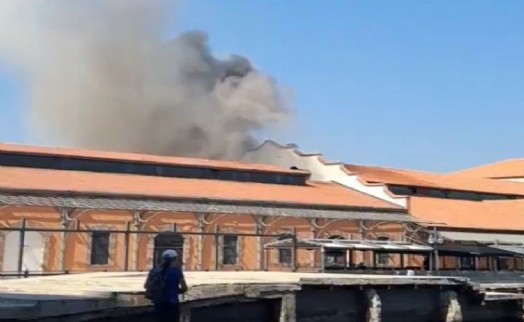 İzmir'in simgesi Konak Pier'de yangın