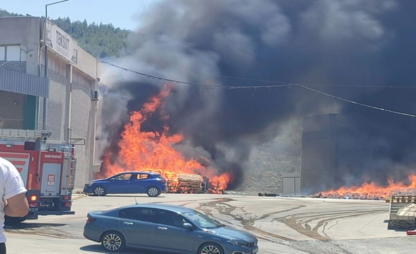 İzmir’de korkutan yangın: 3 fabrika, 5 araç zarar gördü