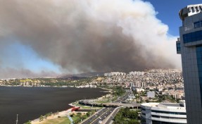 Karşıyaka'da yine orman yangını; 2 mahalle tahliye edildi