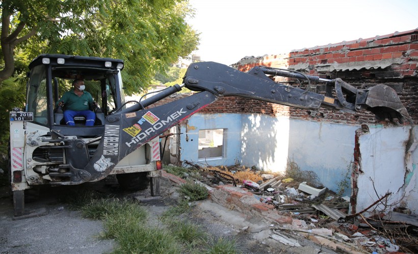 Konak’ta metruk bina yıkımları hız kazandı