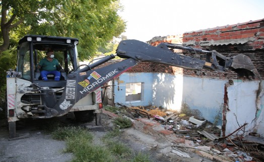 Konak’ta metruk bina yıkımları hız kazandı