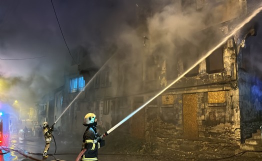 Kütahya'da metruk binadaki yangın söndürüldü