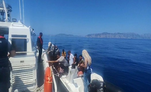 Marmaris'te 24 kaçak göçmen kurtarıldı