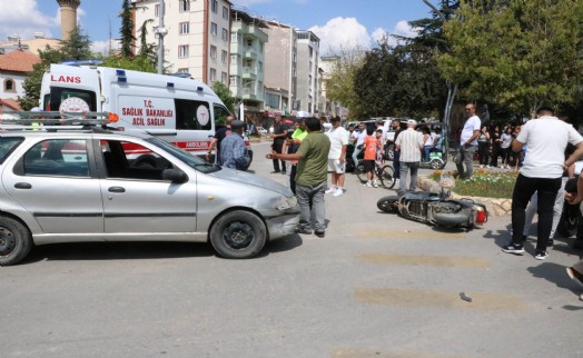 Otomobille motosiklet çarpıştı: 1 yaralı