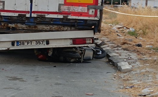 Park halindeki TIR'a motosiklet çarptı: 1 ölü, 1 yaralı