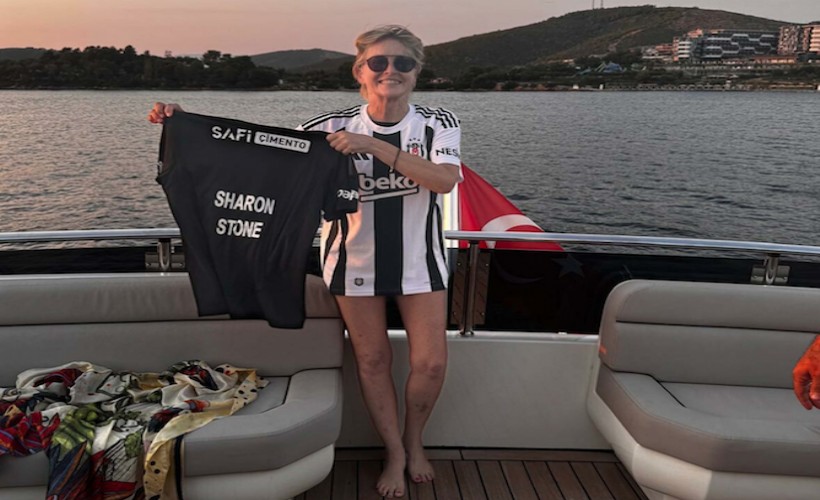 Sharon Stone'a, Bodrum'da Beşiktaş forması hediye edildi