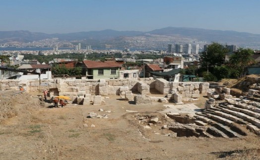 Smyrna Tiyatrosu'nun sahne binası gün yüzüne çıkıyor