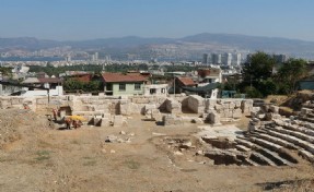 Smyrna Tiyatrosu'nun sahne binası gün yüzüne çıkıyor