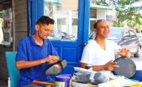 Tamire gelen müşteriye özel darbuka resitali