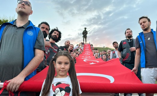 Zaferin yıl dönümünde Dumlupınar Şehitliği'nde 50 metrelik Türk bayrağı açıldı