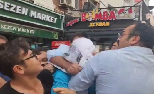 Alsancak'ta gerginlik; TGB ve Öncü Gençlik, ABD askerinin başına çuval geçirdi