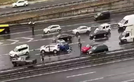 Bağcılar TEM'de zincirleme trafik kazası! 6 araç birbirine girdi, ölü ve yaralılar var