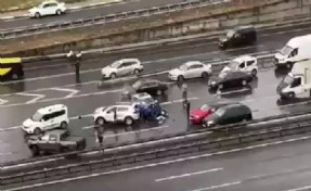 Bağcılar TEM'de zincirleme trafik kazası! 6 araç birbirine girdi, ölü ve yaralılar var