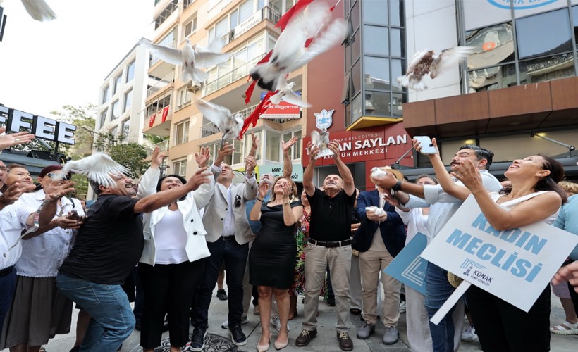 Barış güvercinleri Konak’ta havalandı