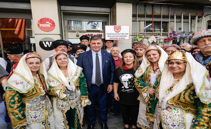 Başkan Tugay 74 yıldır yapılan Efe-Zeybek buluşmasına katıldı