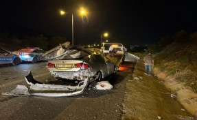 İzmir'de feci kaza; Otomobilden fırlayan genç sürücü olay yerinde öldü