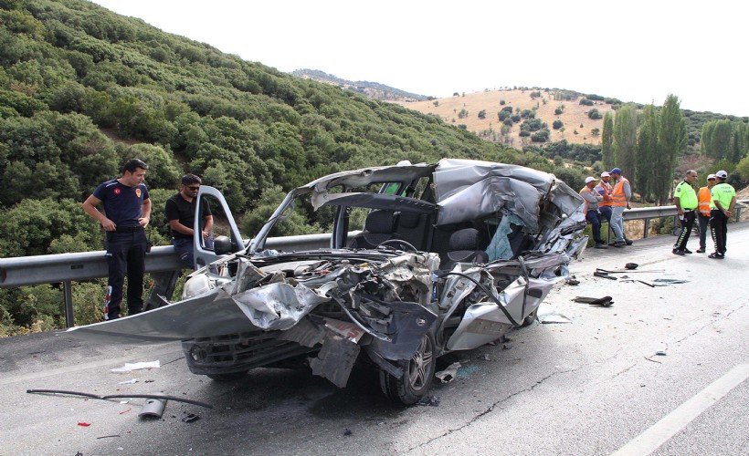 Hafif ticari araç, TIR'a arkadan çarptı: 1 ölü, 1 yaralı