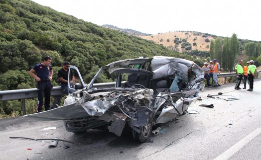 Hafif ticari araç, TIR'a arkadan çarptı: 1 ölü, 1 yaralı