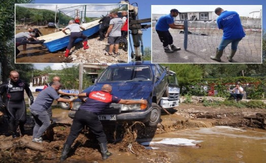 İzmir İtfaiyesi’nden Menderes’te seferberlik: Araçlar kurtarıldı, sular tahliye edildi