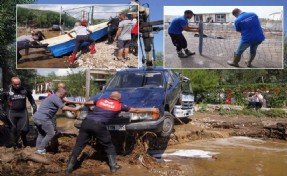 İzmir İtfaiyesi’nden Menderes’te seferberlik: Araçlar kurtarıldı, sular tahliye edildi