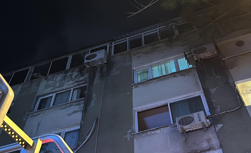 İzmir'de bir apartmanın çatı katında çıkan yangında yaklaşık 100 güvercin telef oldu