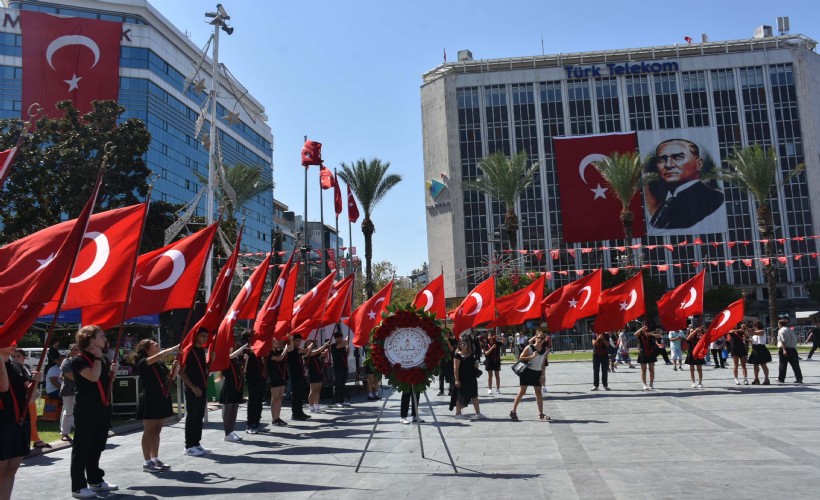 İzmir'de ilköğretim haftasında çelenk töreni