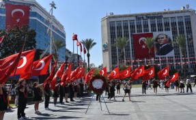 İzmir'de ilköğretim haftasında çelenk töreni