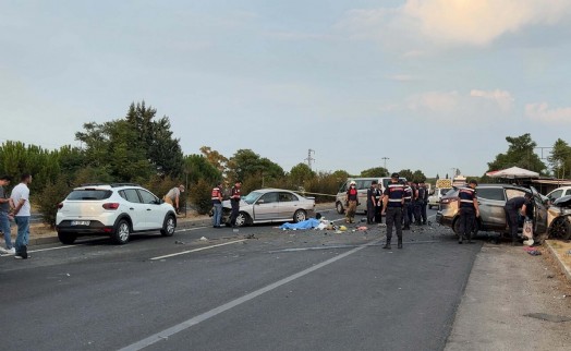 İzmir'de karşı şeride geçen otomobil, başka otomobile çarptı: 2 ölü, 3 yaralı