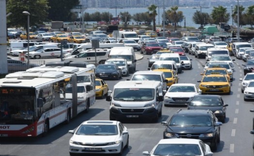 İzmir'de trafiğe kayıtlı araç sayısı geçen yıla oranla arttı