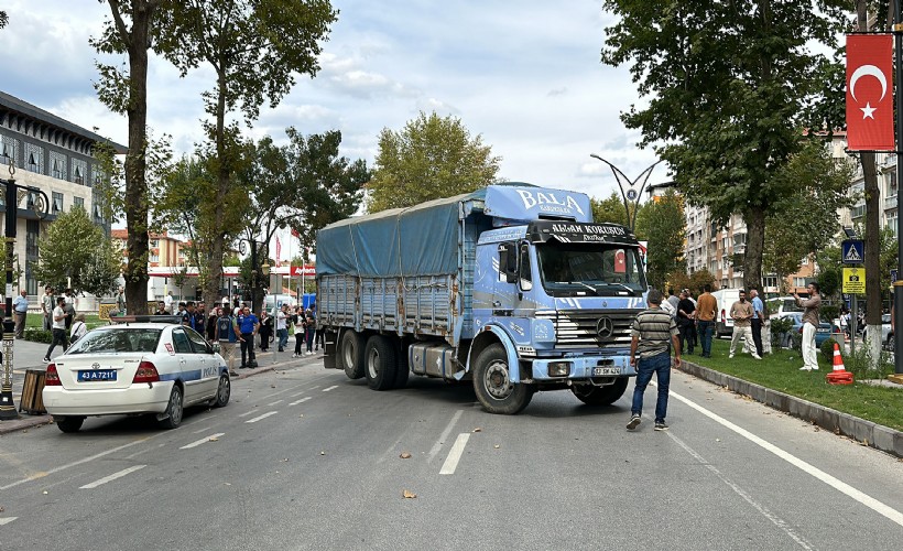 Kaçak satış yaptığı için ceza kesilince kamyonla yolu kapattı