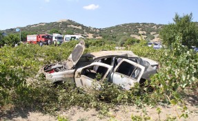 Kavşaktan çıkan otomobile çarpmamak için manevra yapınca tarlaya yuvarlandı; aynı aileden 5 yaralı