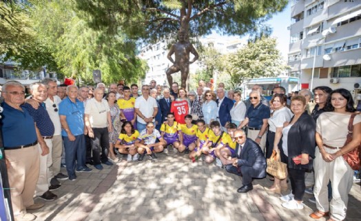 Konak’ta Metin Oktay’a anıtı başında anma