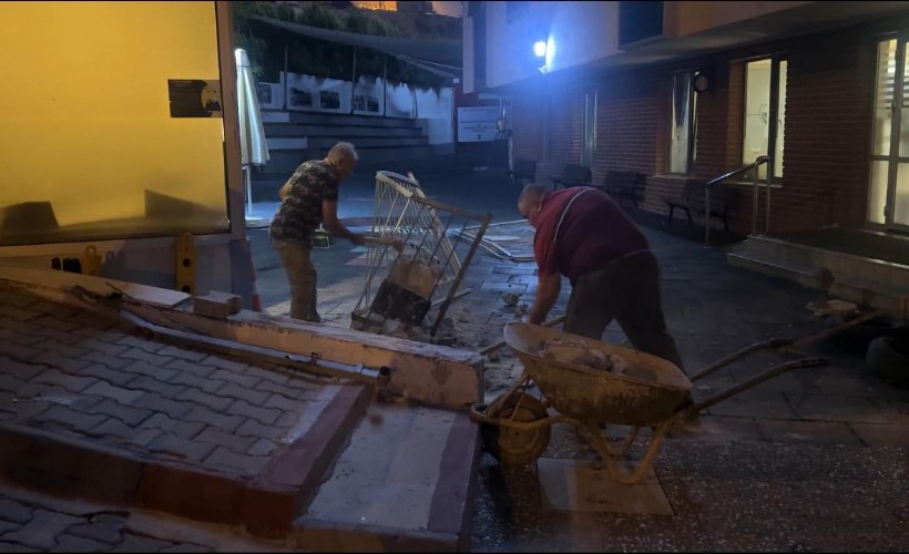 Kontrolden çıkan otomobil, okul kapısını kırıp içeri girdi: 1'i çocuk 3 yaralı