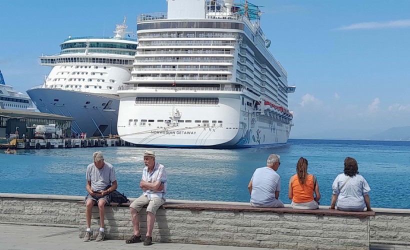 Kuşadası'na dört gemiyle denizden toplam 10 bin turist