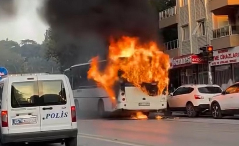 Manisa'da seyir halindeki işçi servisi yandı