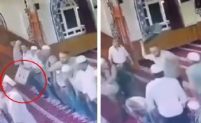 Namaz kıldıran imama tabureyle saldırdı! O anlar kamerada