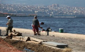 Olta balıkçıları, yasağa ve kötü kokuya aldırış etmiyor; Kordon'da balık tuttular