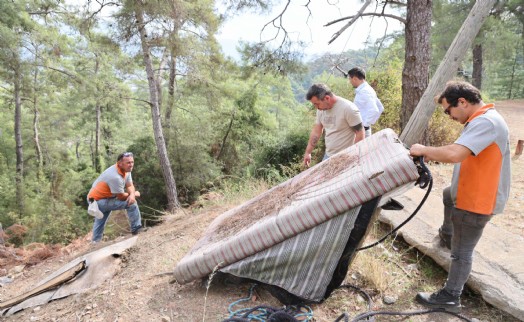 Orman temizliğinden yatak, kanepe, klozet çıktı