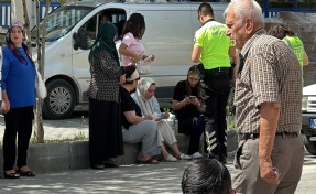 Otomobili ile motosikletli gençlere çarpan sürücü gözyaşlarına boğuldu