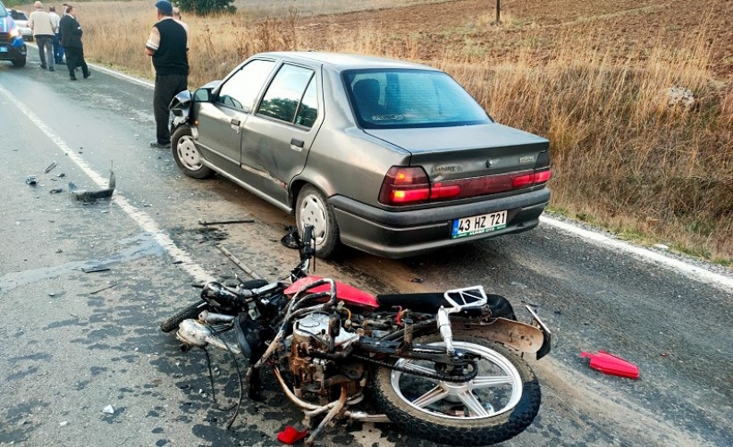 Otomobilin çarptığı motosikletli yaralandı