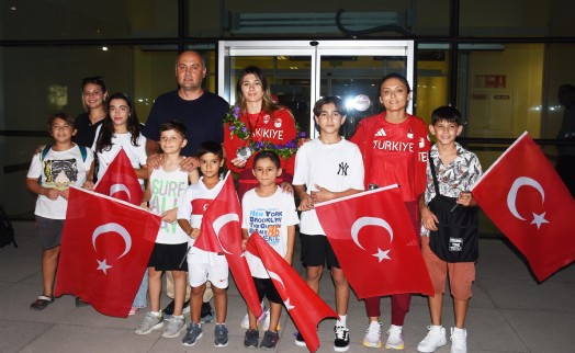 Paris'te rekor kıran Aysel Önder'e İzmir'de çiçekli karşılama