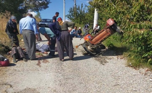 Sepetli motosiklet şarampole devrildi: 1 ölü, 2 yaralı