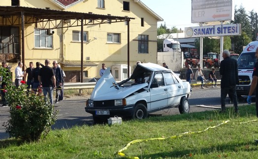 Servis otobüsü otomobile çarptı: 1 ölü, 9 yaralı