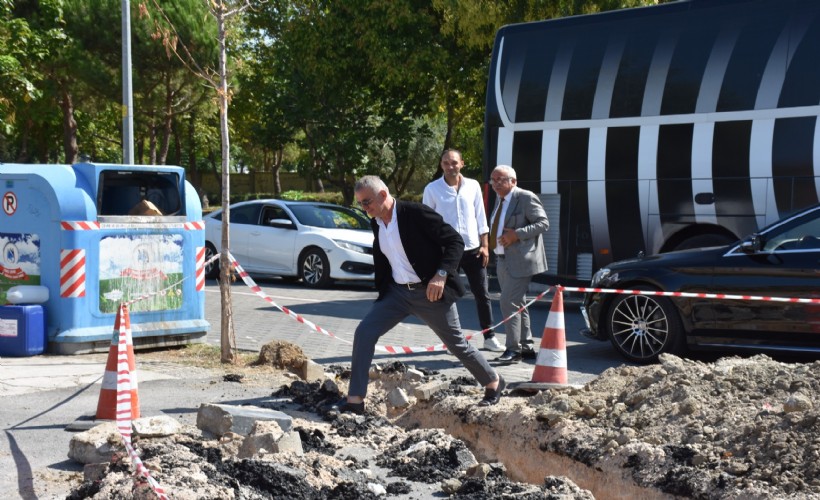 TFF Başkanı Hacıosmanoğlu Manisa FK'nın tesisine girmek için hendekten atladı