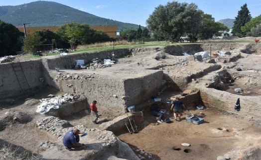 Ulucak Höyüğü'nde sapı kemikten, ucu çakmak taşından 7 bin 800 yıllık 'orak' bulundu