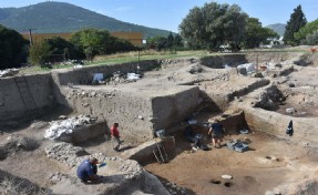 Ulucak Höyüğü'nde sapı kemikten, ucu çakmak taşından 7 bin 800 yıllık 'orak' bulundu